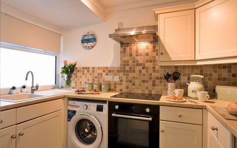 St. Ives 636: Køkken Apparat, Countertop, Køkken, Større Bandage, Indretning, Vaskemaskine, Cabinetry, Gulvbelægning, Husholdningsapparat, Vaskerum