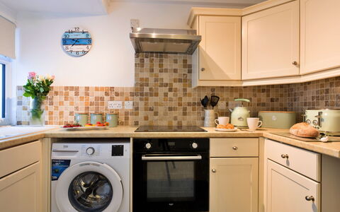 St. Ives 636: Køkken Apparat, Køkken, Countertop, Større Bandage, Cabinetry, Indretning, Husholdningsapparat, Gulvbelægning, Vaskemaskine, Lille Apparat