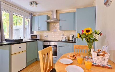 St. Ives 637: Køkken, Countertop, Køkken Apparat, Større Bandage, Indretning, Træ, Møbel, Cabinetry, Gulvbelægning, Køkkenvask