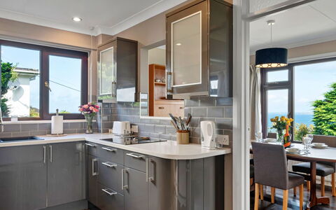 Michel: Møbel, Indretning, Køkken, Cabinetry, Countertop, Køkken Apparat, Gulvbelægning, Træ, Større Bandage, Hjem