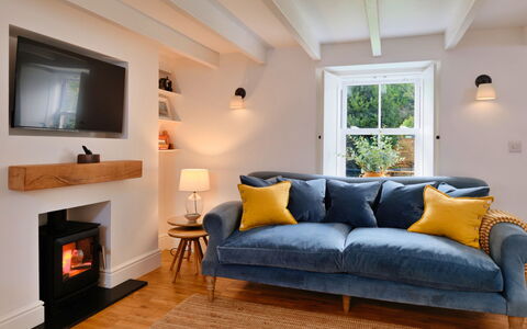 Millstone Cottage: Møbel, Indretning, Couch, Træ, Gulvbelægning, Stue, Etage, Throw Pillow, Belysning, Hjem