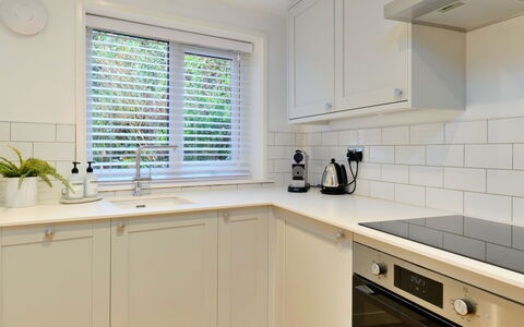 Millstone Cottage: Countertop, Køkken, Indretning, Træ, Cabinetry, Gulvbelægning, Sanitærarmatur, Køkken Apparat, Tap, Hjem