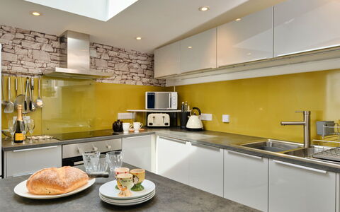 Penzance 624: Køkken, Køkken Apparat, Countertop, Større Bandage, Indretning, Gul, Gulvbelægning, Loft, Møbel, Cabinetry