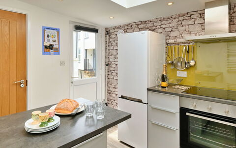 Penzance 624: Countertop, Køkken, Møbel, Køkken Apparat, Indretning, Cabinetry, Større Bandage, Gulvbelægning, Væg, Træ