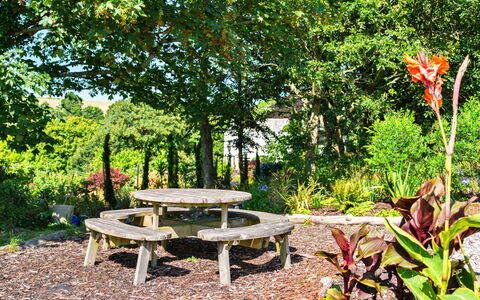 The Old Vicarage: Udendørs Møbler, Møbel, Busk, Have, Udendørs Bench, Plantesamfund, Udendørs Bord, Bænk, Picnic Bord, Skygge