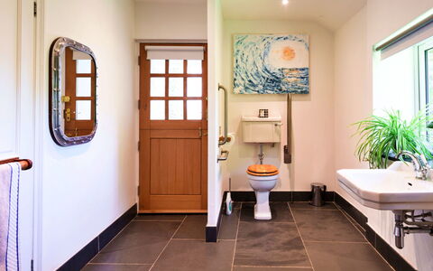 The Old Vicarage: Indretning, Gulvbelægning, Sanitærarmatur, Badeværelse, Etage, Toilet, Vvs, Tap, Belysning, Håndvask