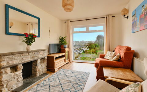 Looe Valley View: Møbel, Indretning, Gulvbelægning, Træ, Etage, Værelse, Couch, Stue, Loft, Bord