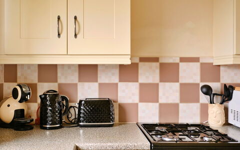Looe Valley View: Køkken, Lyserød, Countertop, Komfur, Komfur, Gaskomfur, Køkken Apparat, Cooktop, Flise, Cabinetry