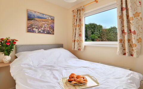 Looe Valley View: Møbel, Soveværelse, Indretning, Seng, Sengetøj, Sengetøj, Hjem, Sengetøj, Lejlighed, Throw Pillow