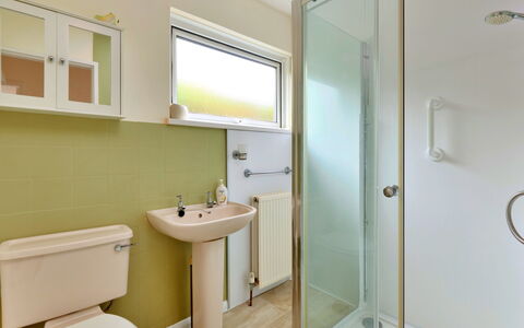 Looe Valley View: Badeværelse, Sanitærarmatur, Væg, Gulvbelægning, Etage, Toilet, Indretning, Toiletbræt, Badeværelsesvask, Vvs