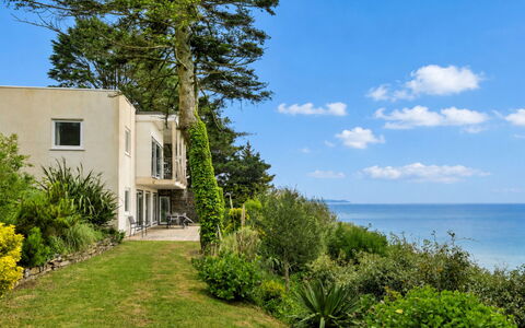 Little Watch House: Blå, Vegetationen, Busk, Land Lot, Hav, Ocean, Have, Kyst, Landscaping, Evergreen
