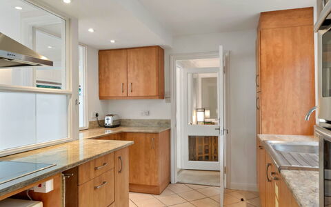 Little Watch House: Countertop, Cabinetry, Gulvbelægning, Møbel, Køkken, Indretning, Træ, Etage, Køkken Apparat, Værelse