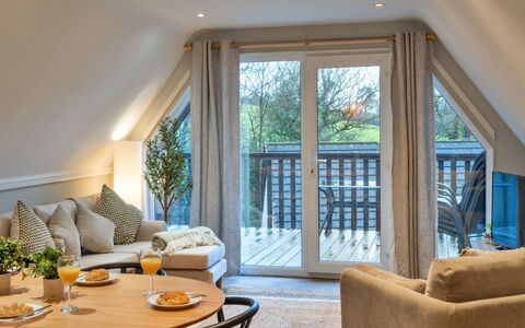 Toblerone Lodge: Møbel, Indretning, Træ, Loft, Gulvbelægning, Couch, Hjem, Etage, Belysning, Stue