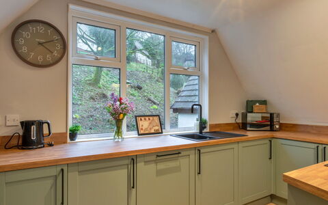 Toblerone Lodge: Indretning, Træ, Gulvbelægning, Køkken, Køkken Apparat, Countertop, Møbel, Cabinetry, Belysning, Etage