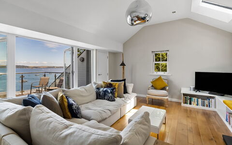 Bownder House: Møbel, Couch, Indretning, Gulvbelægning, Etage, Loft, Stue, Værelse, Belysning