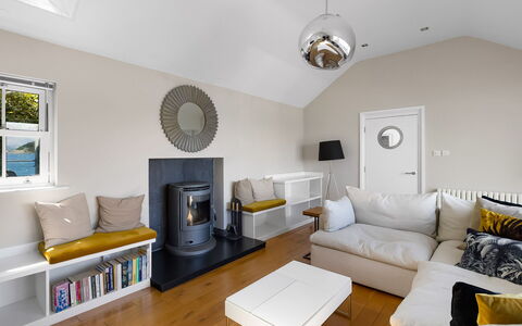 Bownder House: Møbel, Indretning, Gulvbelægning, Væg, Etage, Couch, Træ, Loft, Stue, Værelse