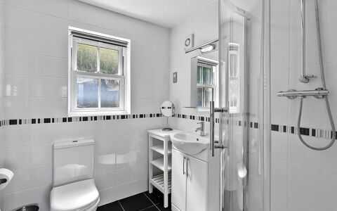 Bownder House: Toiletbræt, Badeværelse, Sanitærarmatur, Toilet, Håndvask, Indretning, Gulvbelægning, Etage, Vvs, Tap