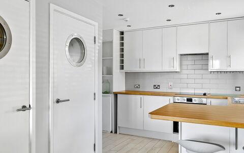 Bownder House: Indretning, Væg, Gulvbelægning, Træ, Countertop, Etage, Køkken, Cabinetry, Møbel, Hjem