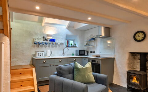 Spray Barn: Møbel, Indretning, Gulvbelægning, Træ, Etage, Loft, Værelse, Belysning, Cabinetry, Countertop