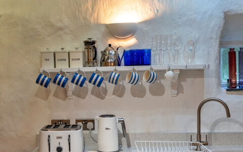 Spray Barn: Køkken, Indretning, Køkken Apparat, Reoler, Hylde, Flaske, Lille Apparat, Countertop, Tap