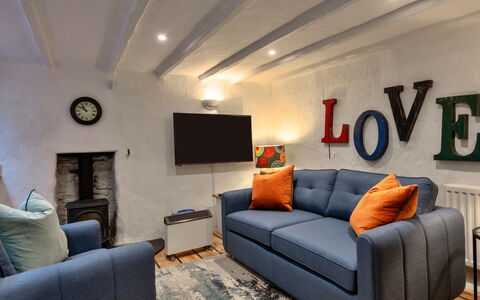 Spray Barn: Møbel, Couch, Indretning, Væg, Gulvbelægning, Træ, Etage, Stue, Værelse, Loft