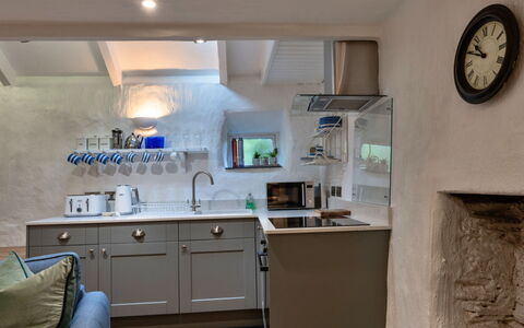 Spray Barn: Køkken Apparat, Køkken, Countertop, Større Bandage, Møbel, Indretning, Cabinetry, Gulvbelægning, Husholdningsapparat, Sanitærarmatur