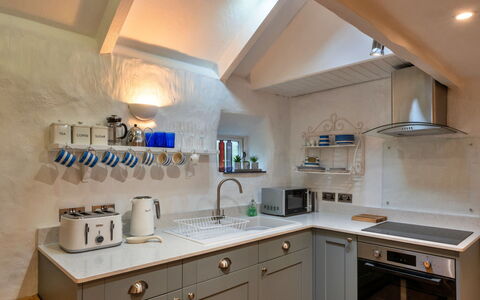 Spray Barn: Køkken, Køkken Apparat, Countertop, Større Bandage, Indretning, Cabinetry, Loft, Komfur, Husholdningsapparat, Gulvbelægning