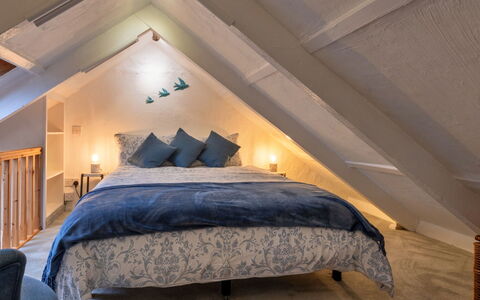 Spray Barn: Soveværelse, Indretning, Seng, Møbel, Træ, Loft, Gulvbelægning, Sengetøj, Etage, Sengetøj