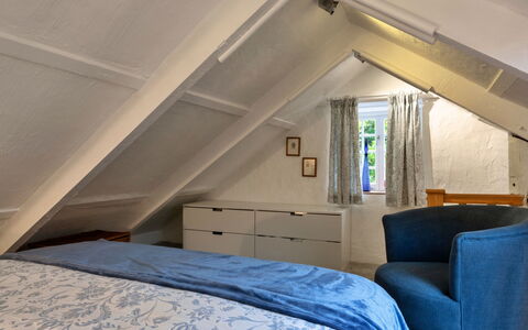 Spray Barn: Indretning, Soveværelse, Seng, Træ, Loft, Gulvbelægning, Møbel, Etage, Værelse, Belysning