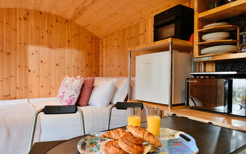 Demelza Shepherd'S Hut: Indretning, Træ, Gulvbelægning, Etage, Værelse, Loft, Bejdse, Soveværelse, Hårdttræ, Seng