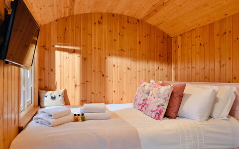 Demelza Shepherd'S Hut: Indretning, Soveværelse, Træ, Seng, Gulvbelægning, Sengetøj, Sengetøj, Etage, Belysning, Møbel