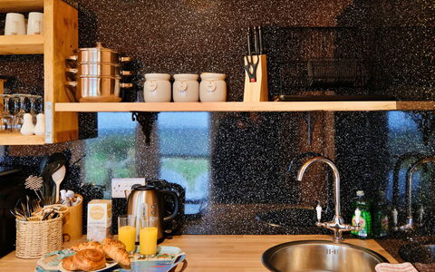 Demelza Shepherd'S Hut: Køkken, Countertop, Granit, Køkken Apparat, Sanitærarmatur, Naturmateriale, Tap, Vvs, Cabinetry, Bejdse
