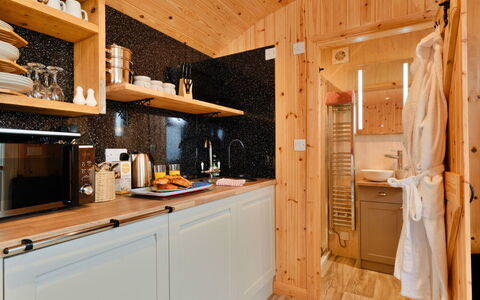 Demelza Shepherd'S Hut: Træ, Gulvbelægning, Køkken, Indretning, Cabinetry, Countertop, Møbel, Sanitærarmatur, Etage, Belysning