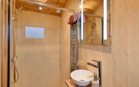 Demelza Shepherd'S Hut: Sanitærarmatur, Gulvbelægning, Træ, Etage, Indretning, Badeværelsesvask, Håndvask, Badeværelse, Vvs, Tap
