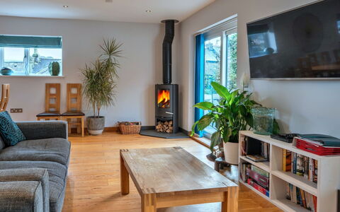 Lake View: Møbel, Indretning, Træ, Gulvbelægning, Hearth, Stue, Etage, Belysning, Bord, Hjem