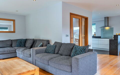 Lake View: Møbel, Couch, Indretning, Gulvbelægning, Etage, Træ, Stue, Værelse, Loft