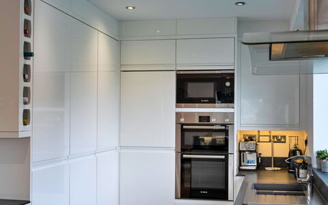 Lake View: Køkken Apparat, Køkken, Større Bandage, Indretning, Cabinetry, Gulvbelægning, Træ, Countertop, Husholdningsapparat, Loft