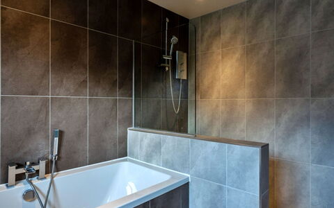 Lake View: Væg, Gulvbelægning, Sanitærarmatur, Etage, Badeværelse, Indretning, Badekar, Vvs, Kompositmateriale, Tap