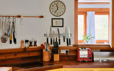 The Cuddy: Træ, Køkken, Countertop, Køkken Apparat, Bejdse, Cabinetry, Værelse, Lille Apparat
