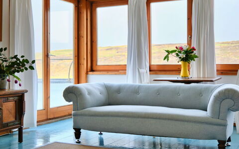 The Cuddy: Møbel, Indretning, Gulvbelægning, Couch, Etage, Træ, Bord, Stue, Belysning, Værelse