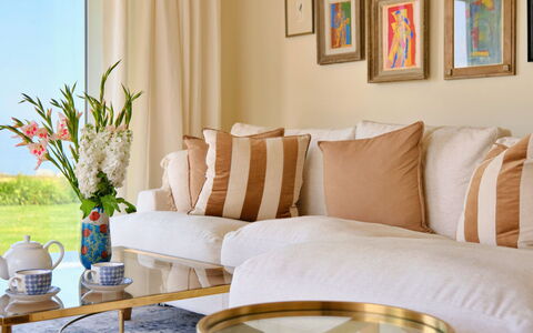 The Coast House: Møbel, Indretning, Couch, Stue, Gul, Throw Pillow, Værelse, Hjem, Pude, Textile