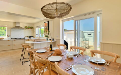 The Coast House: Møbel, Træ, Gulvbelægning, Indretning, Bord, Køkken & Spisebord, Etage, Stol, Loft, Spisestue