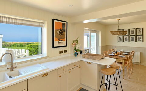 The Coast House: Møbel, Indretning, Gulvbelægning, Træ, Countertop, Loft, Etage, Cabinetry, Køkken, Belysning