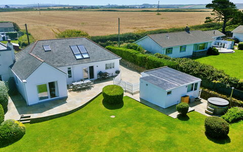 The Coast House: Land Lot, Lawn, Estate, Sommerhus, Landscaping, Have, Gård, Design, Villa, Luftfotografering