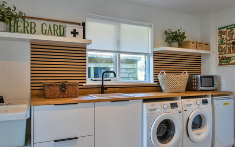Thyme Bank: Træ, Indretning, Køkken, Gulvbelægning, Countertop, Værelse, Større Bandage, Cabinetry, Husholdningsapparat, Vaskerum