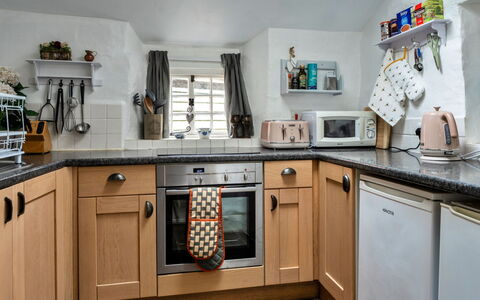 Okehampton 619: Køkken, Køkken Apparat, Countertop, Større Bandage, Komfur, Cabinetry, Husholdningsapparat, Køkkenvask, Møbel, Indretning