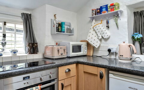 Okehampton 619: Køkken Apparat, Køkken, Større Bandage, Countertop, Husholdningsapparat, Indretning, Møbel, Komfur, Cabinetry, Lille Apparat