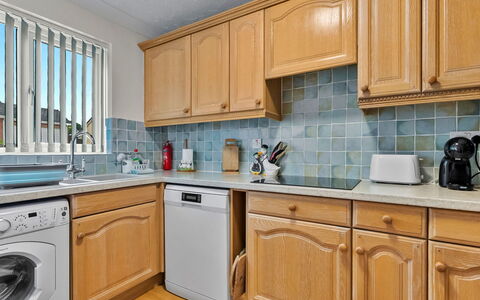 Lavender Waye: Køkken, Countertop, Større Bandage, Køkken Apparat, Gulvbelægning, Cabinetry, Indretning, Etage, Køkkenvask, Håndvask
