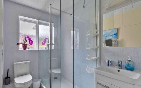 Lavender Waye: Badeværelse, Sanitærarmatur, Indretning, Gulvbelægning, Etage, Håndvask, Toilet, Tap, Badeværelsesskab, Vvs