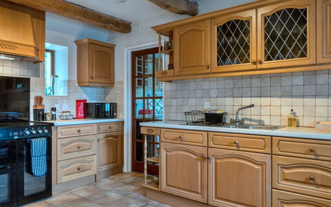 Town Farm Cottage: Køkken, Countertop, Cabinetry, Indretning, Køkken Apparat, Gulvbelægning, Træ, Møbel, Skab, Skuffe
